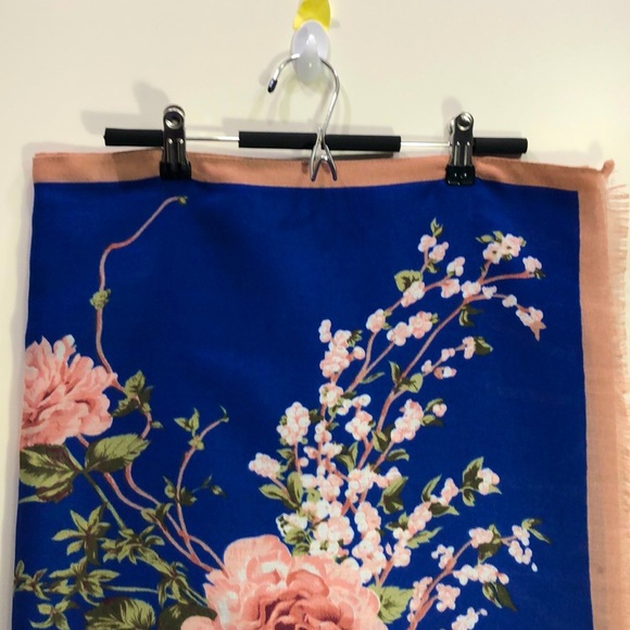 Woman wool flower scarf - Picture 2 of 5